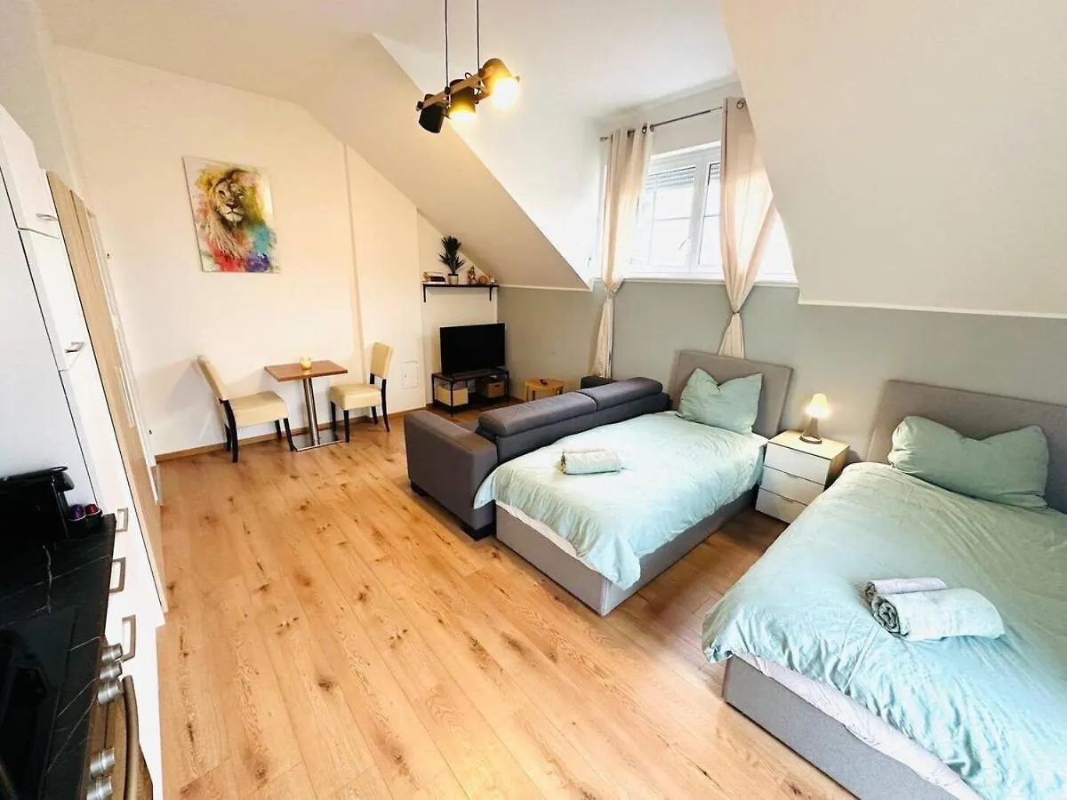 1 Min To Metro I Balcony I 20 Min To Inner City Vienne