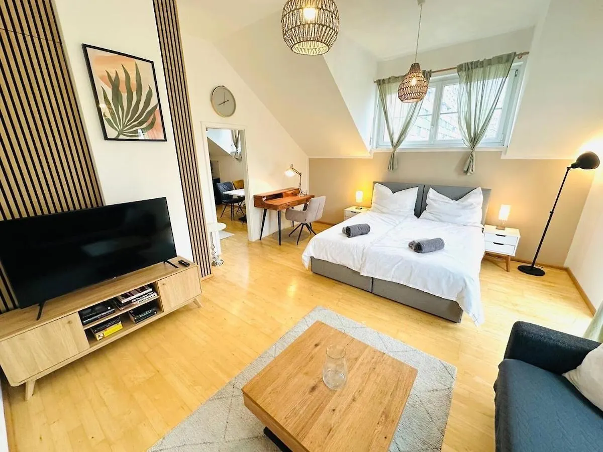 1 Min To Metro I Balcony I 20 Min To Inner City Vienne