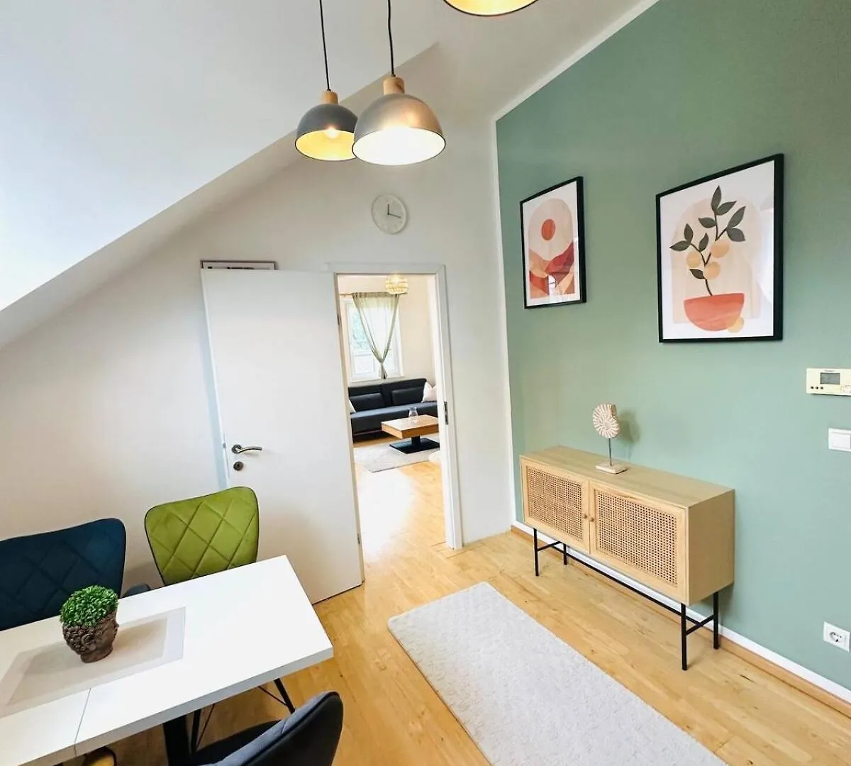 1 Min To Metro I Balcony I 20 Min To Inner City Vienne